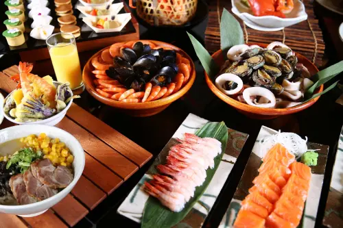 ▲被譽為台北最美 Semi-Buffet 的台北萬豪酒店「Garden Kitchen」推出「和風夏宴」日式料理饗宴活動，海鮮吧、生魚片、炸蝦天丼等都吃到飽。（圖／台北萬豪提供）