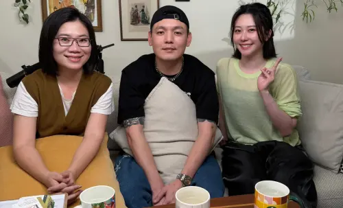 ▲春風（中）曾追張景嵐（右）！連小孩名字都取好　苦等她分手：比政黨輪替還久。（圖／menomeno X 人類圖畫館提供）