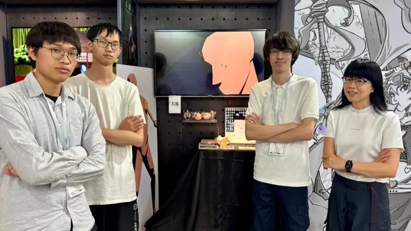 ▲「人造人」創作團隊師生合影，左起李育賢、戎軒頤、博浩原，指導老師陳美蓉。（圖／樹德科大提供）