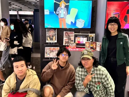 ▲「癡迷的現實」創作團隊合影，左起藤川黎星、陳志揚、宋秋陽，指導老師陳美蓉。（圖／樹德科大提供）