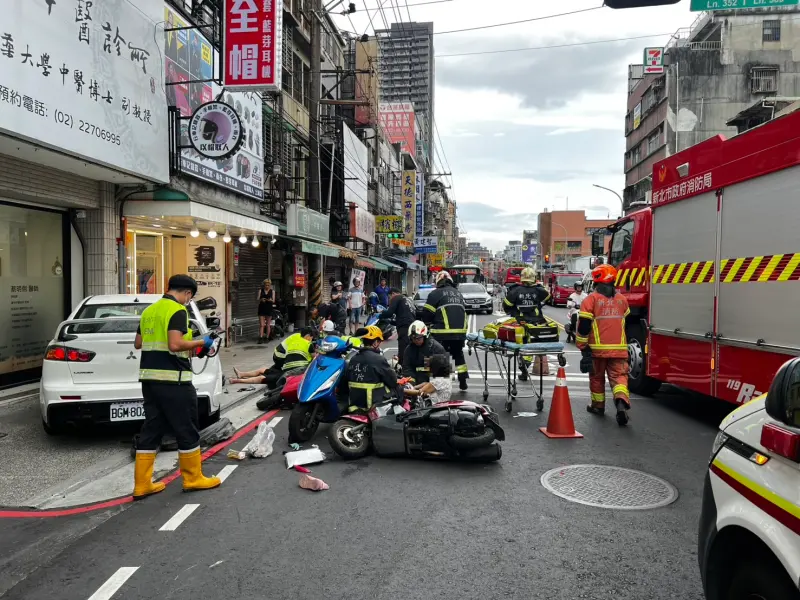 ▲今天下午新北土城發生轎車因不明原因，失控衝撞7車事故。（圖／翻攝畫面）