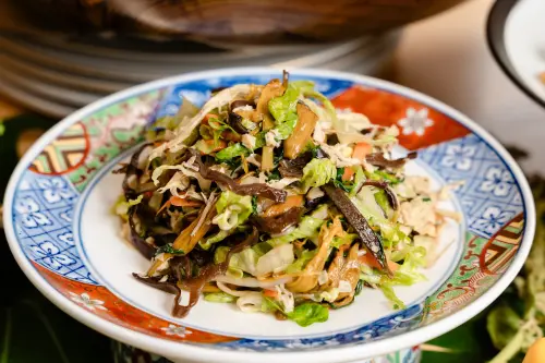 ▲花開六一絲將所有材料切成絲，獨特的金針花會帶出淡淡酸味。（圖／台灣金針協會提供）