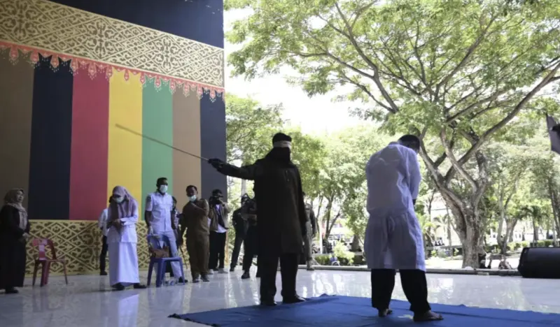 ▲近期印尼亞齊省（Aceh）兩名年輕男子因在公園內擁抱與親吻，被依據當地伊斯蘭教法判處各80下鞭刑。（圖／翻攝自X）