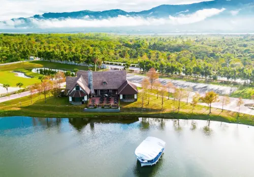 ▲理想大地秋旅住房專案行程可前往新開幕的水岸星巴克花蓮理想門市遊覽，贈送理想水岸園區遊船體驗。（圖／理想大地提供）