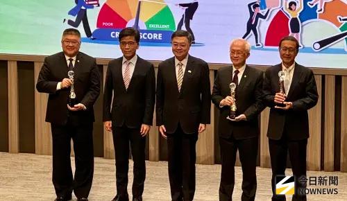 ▲行政院長卓榮泰（中）今（27）日出席「信託業推動信託2.0計畫評鑑」頒獎典禮，與金管會主委彭金隆（左二）及得獎銀行業者合影。（圖／記者顏真真攝）