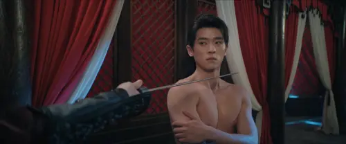 ▲丞磊從小孩變大人，衣服都被撐爆。（圖／翻攝自愛奇藝）