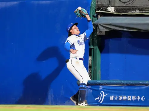 中職／接球後踏入死球區多送壘！張育成苦笑：今天幫范國宸關好門
