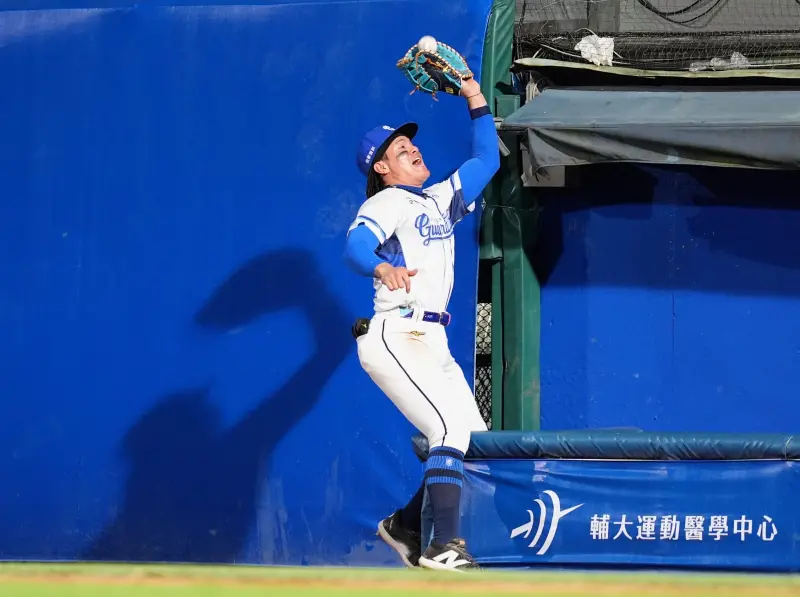 ▲富邦悍將張育成昨日在接殺王柏融敲出的借外飛球後，單腳踏入攝影記者席，被裁判判定多送一個壘包。（圖／富邦悍將提供）