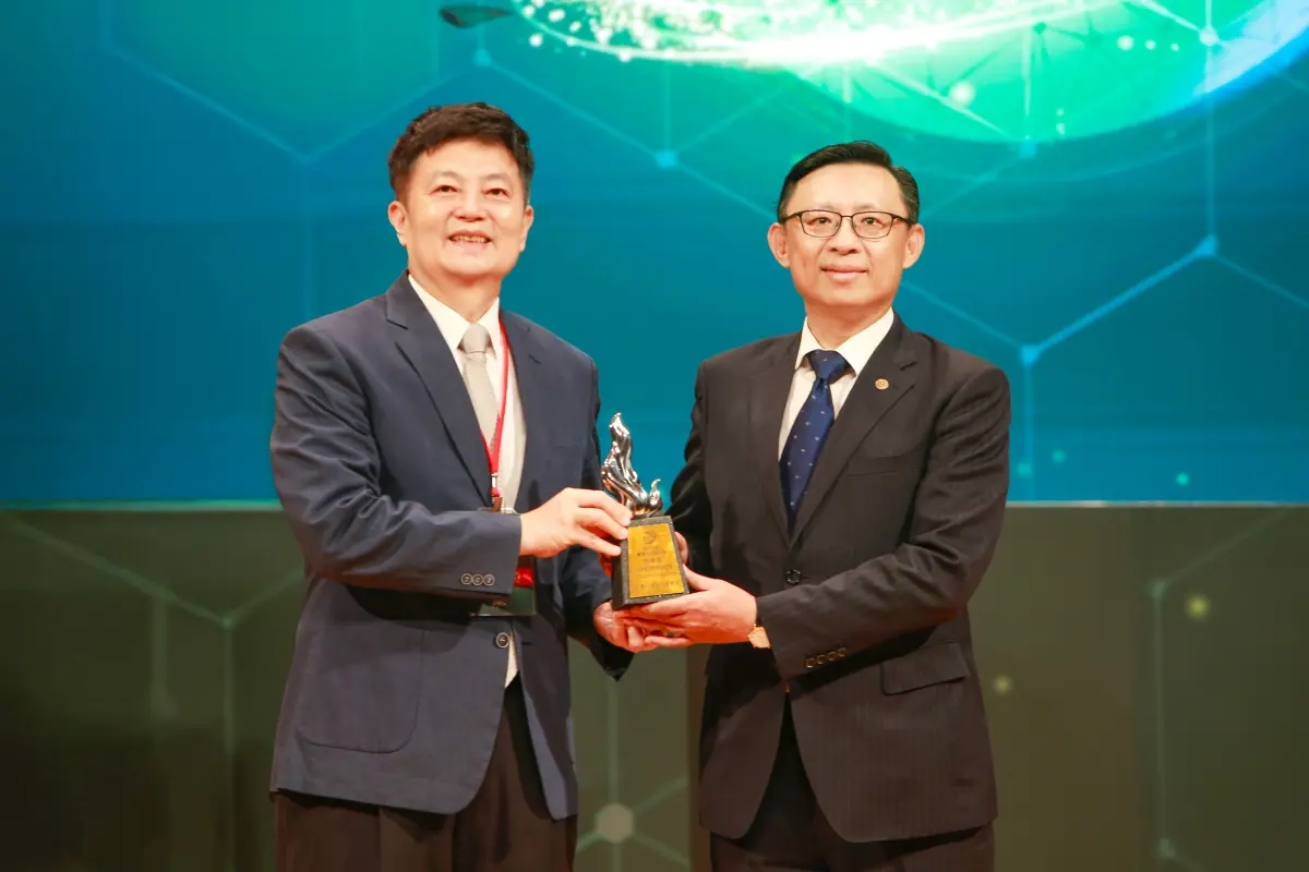 ▲全球人壽勇奪第11屆台灣保險卓越獎「資訊安全推展卓越獎-銀質獎」，由壽險公會理事長陳慧遊（左）授予獎盃，全球人壽總經理馬君碩（右）代表領獎。（圖／全球人壽提供）