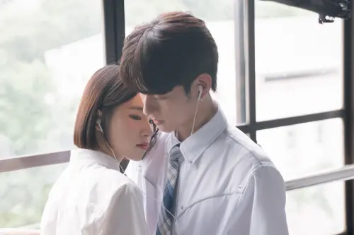 洪暐哲分你一半耳機！私下有潔癖　直言：七夕這招告白超心機
