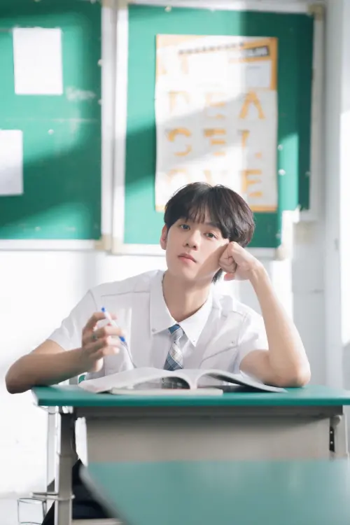 ▲歌手洪暐哲特別在七夕前發行新單曲〈分你一半耳機〉，並到校園拍攝MV。（圖／年代整合行銷提供）