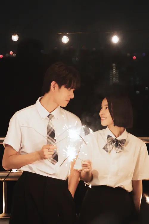 ▲洪暐哲（左）和盧以恩（右）拍攝MV時玩仙女棒，互動感覺良好，經紀人在旁看得姨母笑。（圖／年代整合行銷提供）