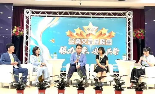 ▲勞動部勞動力發展署高屏澎東分署銀髮人才資源中心舉辦企業交流座談會活動，圖為企業代表座談的情形。(圖／勞動部高屏澎東分署提供)