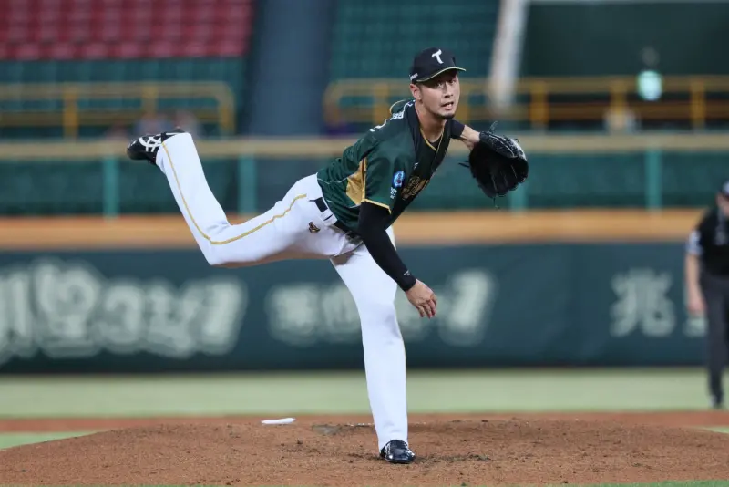 ▲台鋼雄鷹日籍洋投吉田一将在831大限前遭到註銷，不過仍會留台，在二軍傳授經驗、技術。（圖／台鋼雄鷹提供）