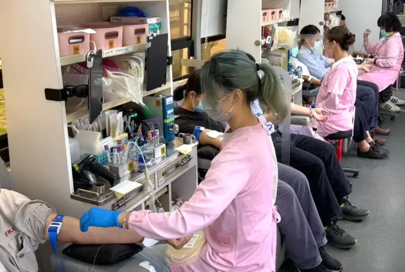 ▲台灣中油公司煉製事業部大林煉油廠舉辦百萬CC熱血公益捐血活動，吸引許多員工踴躍挽袖捐血。(圖／中油大林煉油廠提供)