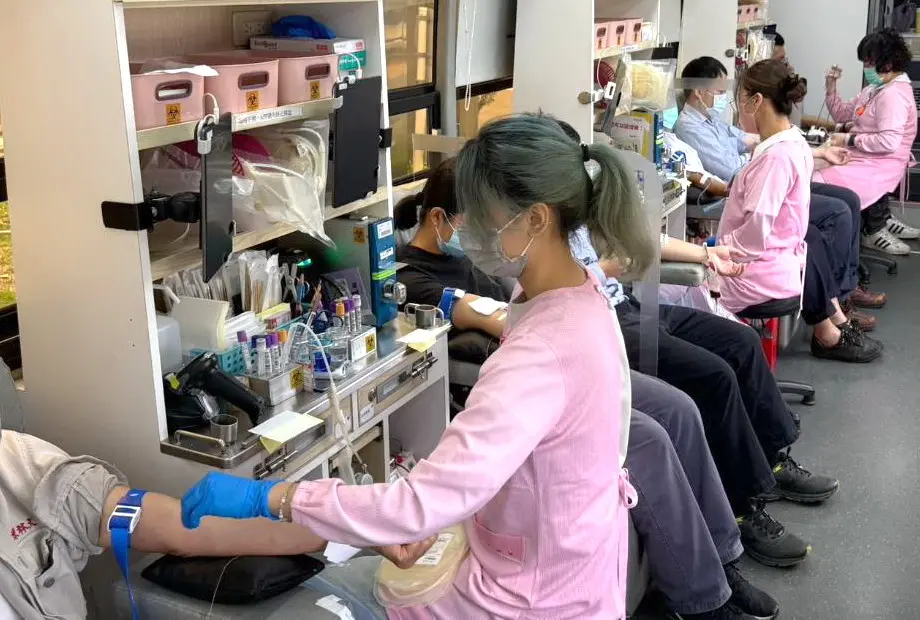 ▲台灣中油公司煉製事業部大林煉油廠舉辦百萬CC熱血公益捐血活動，吸引許多員工踴躍挽袖捐血。(圖／中油大林煉油廠提供)