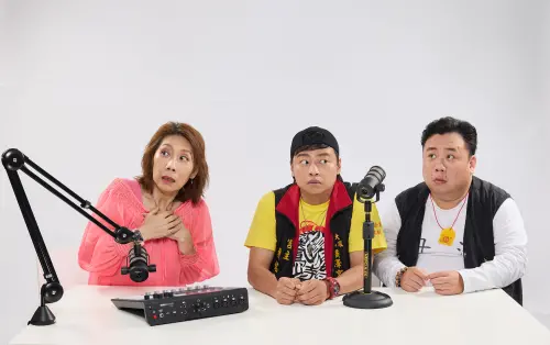 ▲由郎祖筠（左1）主持的Podcast節目《詭哭郎嚎》，首度改編成同名舞台劇，結合了聲光特效與沉浸式氛圍，帶領觀眾進入一個既驚悚又充滿人性的奇幻世界。（圖／春河劇團提供）