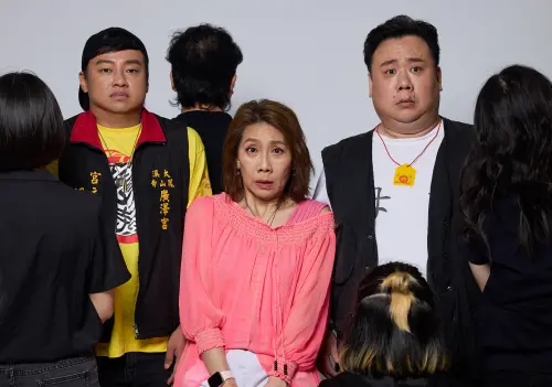 ▲當靈異故事躍上舞台！郎祖筠（中）主持的Podcast《詭哭郎嚎》，首度有舞台劇版，劇情將帶領觀眾感受鬼神故事背後的人性溫暖。（圖／春河劇團提供）