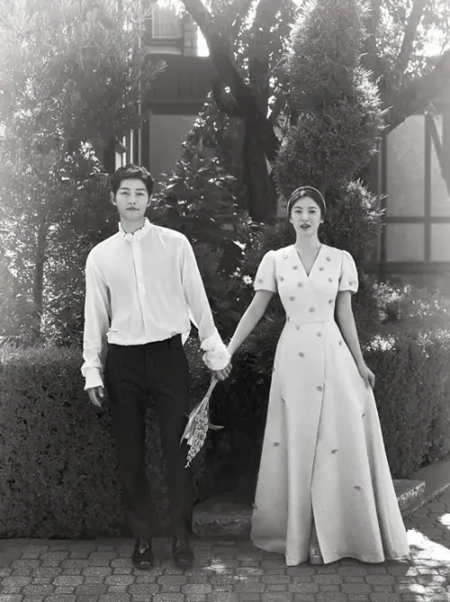 ▲宋仲基（左）還沒忘了宋慧喬（右）？前妻一推新作就秀恩愛　遭質疑是陰謀論。（圖／翻攝UAA、Blossom娛樂）