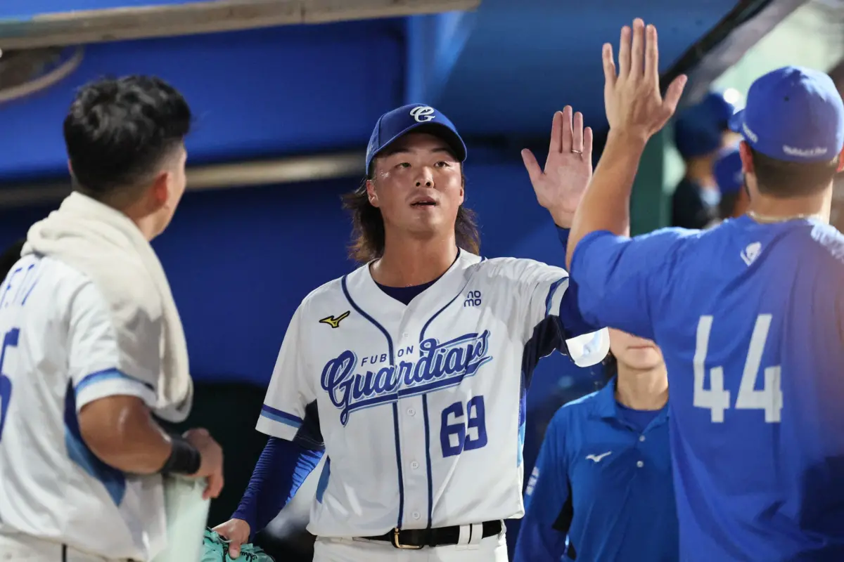 ▲富邦悍將與日籍投手鈴木駿輔續約，新球季將繼續披上悍將戰袍。（圖／富邦悍將提供）