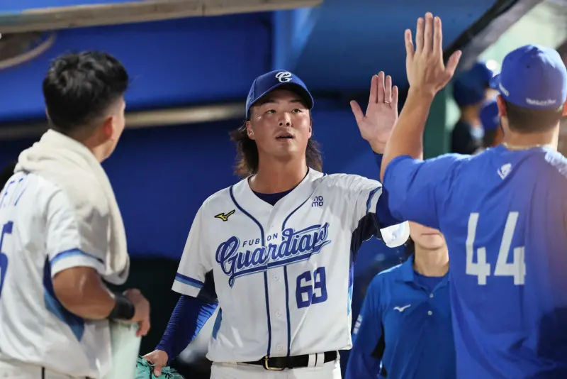 ▲富邦悍將日籍投手鈴木駿輔回歸中職一軍首戰，面對台鋼雄鷹主投6局失1分，但得不到打線奧援，吞下敗投。（圖／富邦悍將提供）