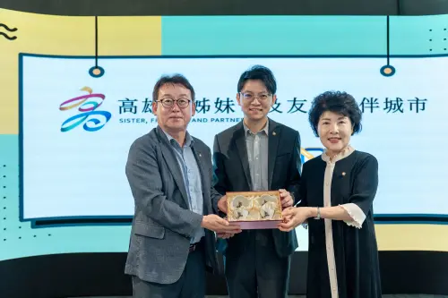 ▲ 青年局長林楷軒 (中)及水原市代表合影，期盼深化雙邊合作，促進青年國際交流。（圖／高市府提供）