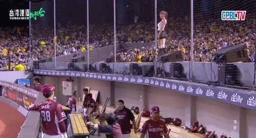 ▲PS女孩Julia啾啾帶來中場Solo熱舞，結果畫面拍到緋聞男友陳晨威果然「探出頭」全程觀賞。（圖／CPBLtv）