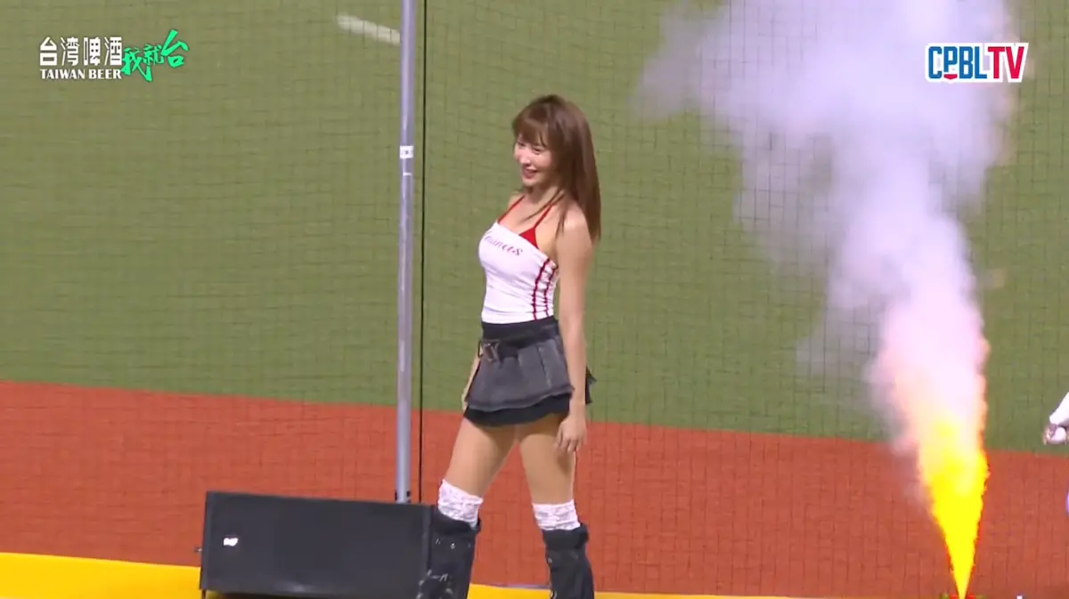 ▲PS女孩Julia啾啾帶來中場Solo熱舞，結果畫面拍到緋聞男友陳晨威果然「探出頭」，兩人眼神一度交會。（圖／CPBLtv）