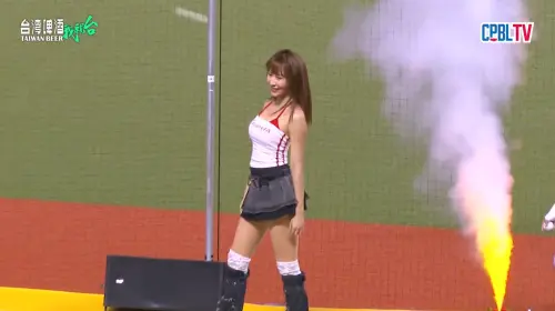 中職／Julia中場熱舞！緋聞男友陳晨威「探出頭」　高舉毛巾放閃
