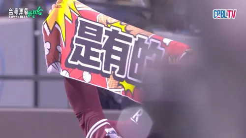 ▲中信兄弟啦啦隊女孩Julia啾啾表演時，樂天桃猿球星陳晨威高舉應援毛巾放閃。（圖／台鋼雄鷹提供）