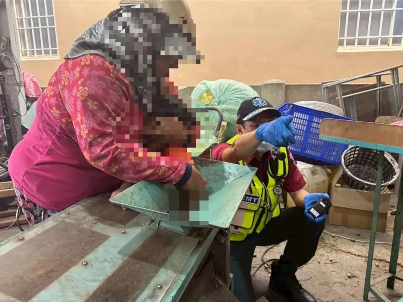 ▲25日屏東縣內埔鄉傳出一起意外，一名5歲男童的左手卡在運轉的檳榔剝鬚機中，導致中指和無名指變形。（圖／翻攝畫面）