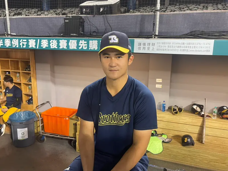 ▲中信兄弟近日拉上2024年選秀第七輪、年僅20歲捕手陳九登，並於上周日完成一軍出賽紀錄，陳九登賽前受訪表示，以為會很緊張，但上去時反而沒有太多想法，更多的是期待跟亢奮，也解釋到自己的名字由來。（圖／記者林子翔攝）