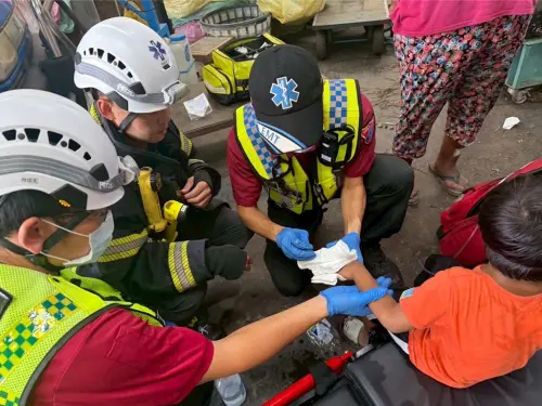 ▲25日屏東縣內埔鄉傳出一起意外，一名5歲男童的左手卡在運轉的檳榔剝鬚機中，導致中指和無名指變形。（圖／翻攝畫面)