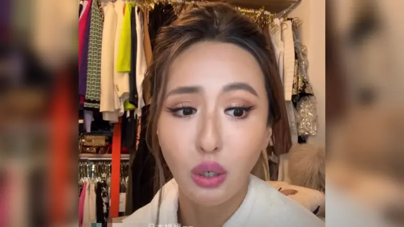 ▲YouTuber薔薔（林嘉凌；如圖）今（27）日晚間直播證實開除資深員工Song，控訴對方工作日誌不填、錄完的記憶卡全弄丟、剪片拖到最後一刻害其與廠商違約，落淚喊：「我沒有虧欠他，也沒有抹滅他的付出！」（圖／翻攝自薔薔IG@chialing_maze）