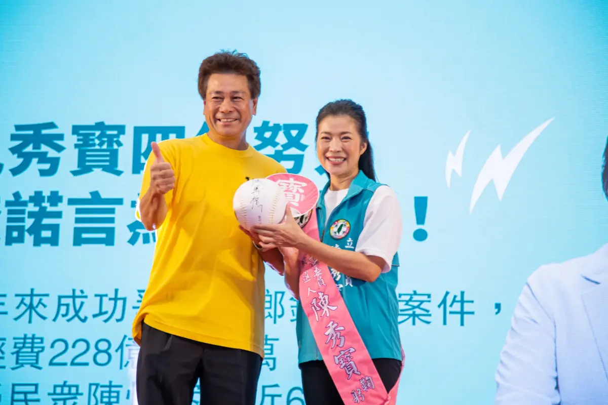 ▲陳義信（左）長期支持民進黨，2023年曾幫民進黨立委陳秀寳站台。（圖／翻攝陳秀寳臉書）