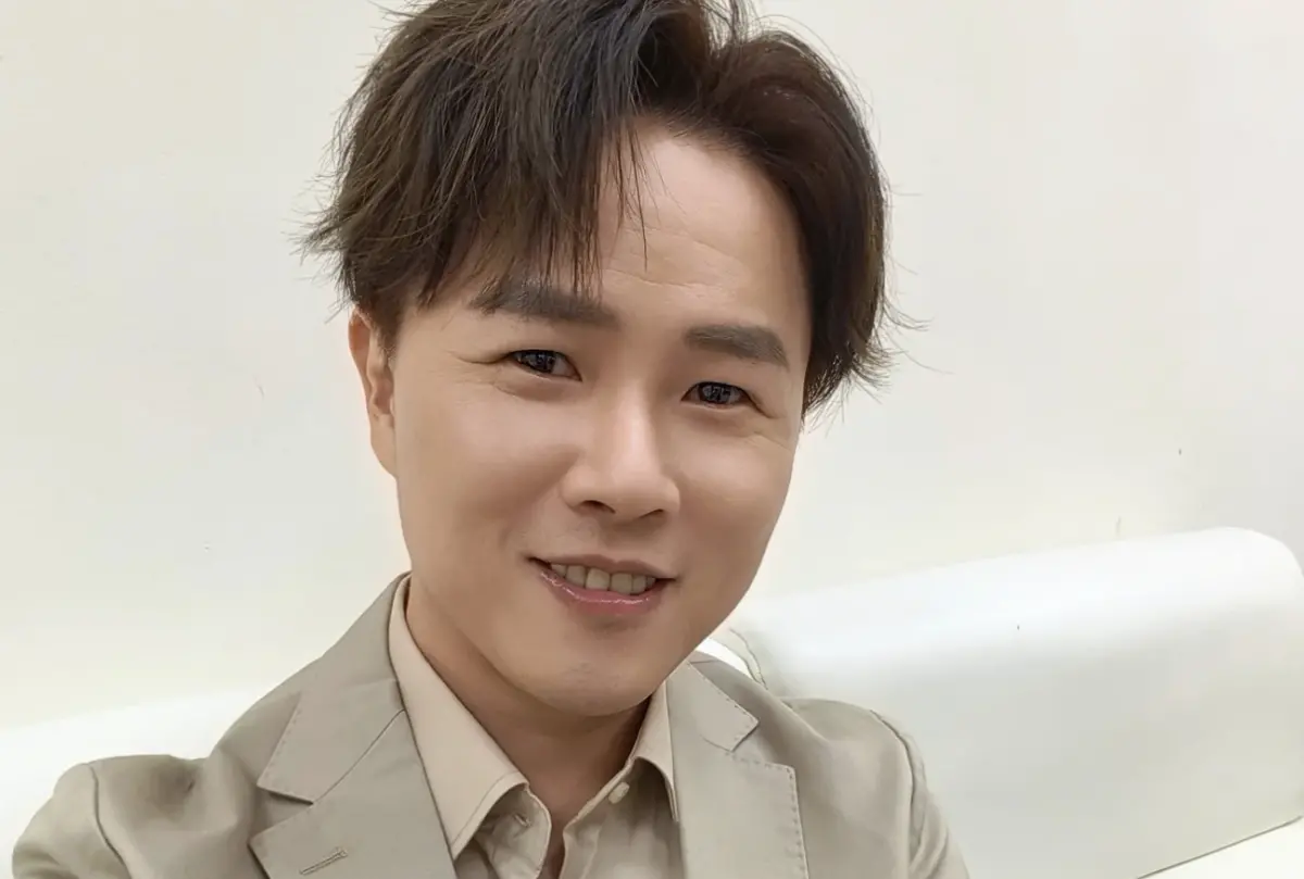 ▲藝人陳孟賢（如圖）近日上中視招牌外景綜藝《飢餓遊戲》，大秀耗資20萬的彩色羽毛造型，引起全場注目。蔡黃汝看到後驚呼：「那是剉冰嗎？」（圖／翻攝自＠stan217s IG）