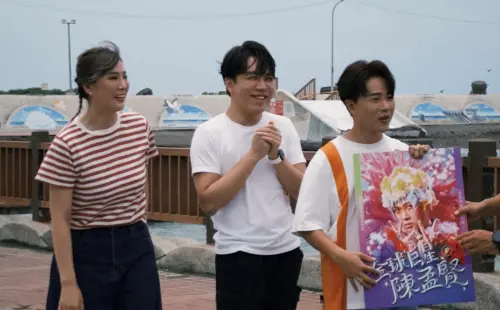 ▲陳孟賢（中）上《飢餓遊戲》秀彩色羽毛造型吸睛，蔡黃汝（左）驚呼像剉冰。（圖／中視提供）