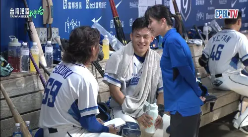 ▲富邦悍將日籍投手鈴木駿輔（左）在換局時，與捕手戴培峰（右）討論策略。（圖／截圖自CPBL TV）