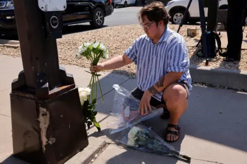 ▲民眾在慘案發生的校園外獻花哀悼。（圖／美聯社／達志影像）