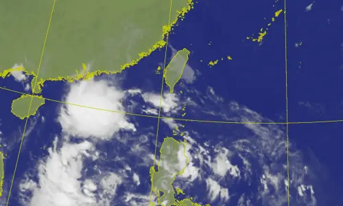 連3天38度極端高溫！南海熱帶擾動「成颱機率變高」　最新路徑曝
