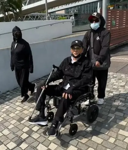 ▲高齡88歲的謝賢(坐輪椅者),近年多以輪椅代步。(圖/翻攝自微博) ▲高齡88歲的謝賢(坐輪椅者),近年多以輪椅代步。(圖/翻攝自微博)