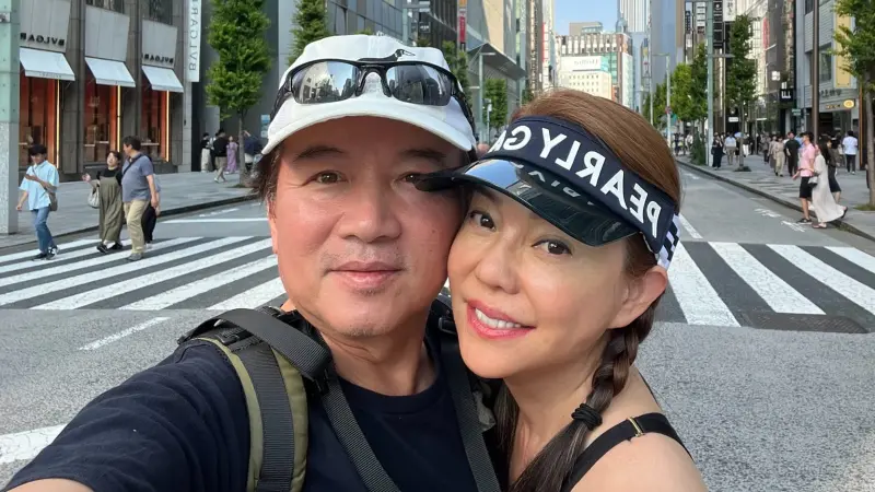 ▲孫安佐女友J小姐近日瘋狂爆料，直指狄鶯（右）疑有戀子情結，母子曾同床睡至國中，直指孫安佐捧狄鶯胸入睡是真的，更表示當初交往時還會被調侃：「他還會笑我胸部小！」。（圖／翻攝自狄鶯臉書）