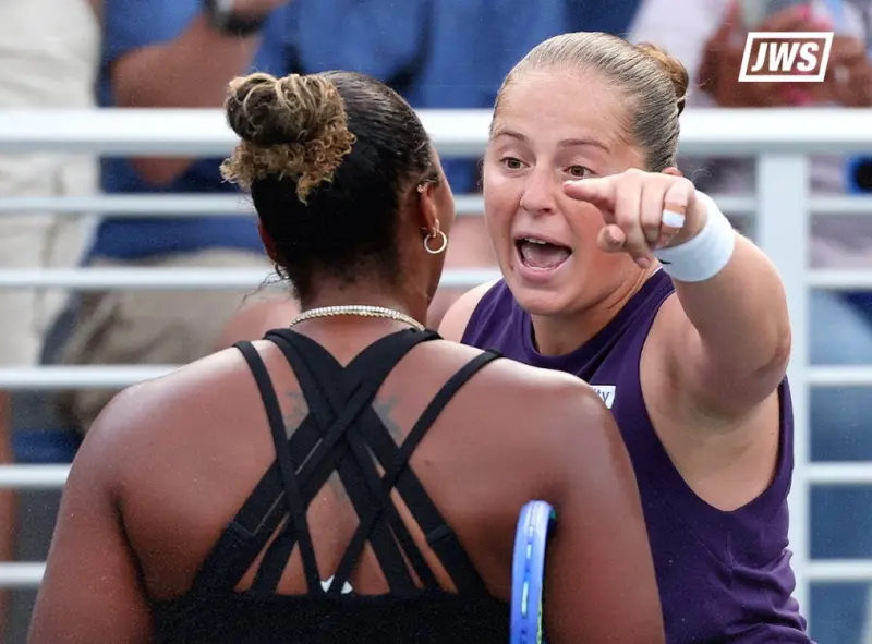 ▲泰勒·湯森（Taylor Townsend，左）在美網擊敗耶蓮娜·奧斯塔彭科（Jelena Ostapenko，右）後，兩人在網前爆發口角衝突。（圖／取自JWS）
