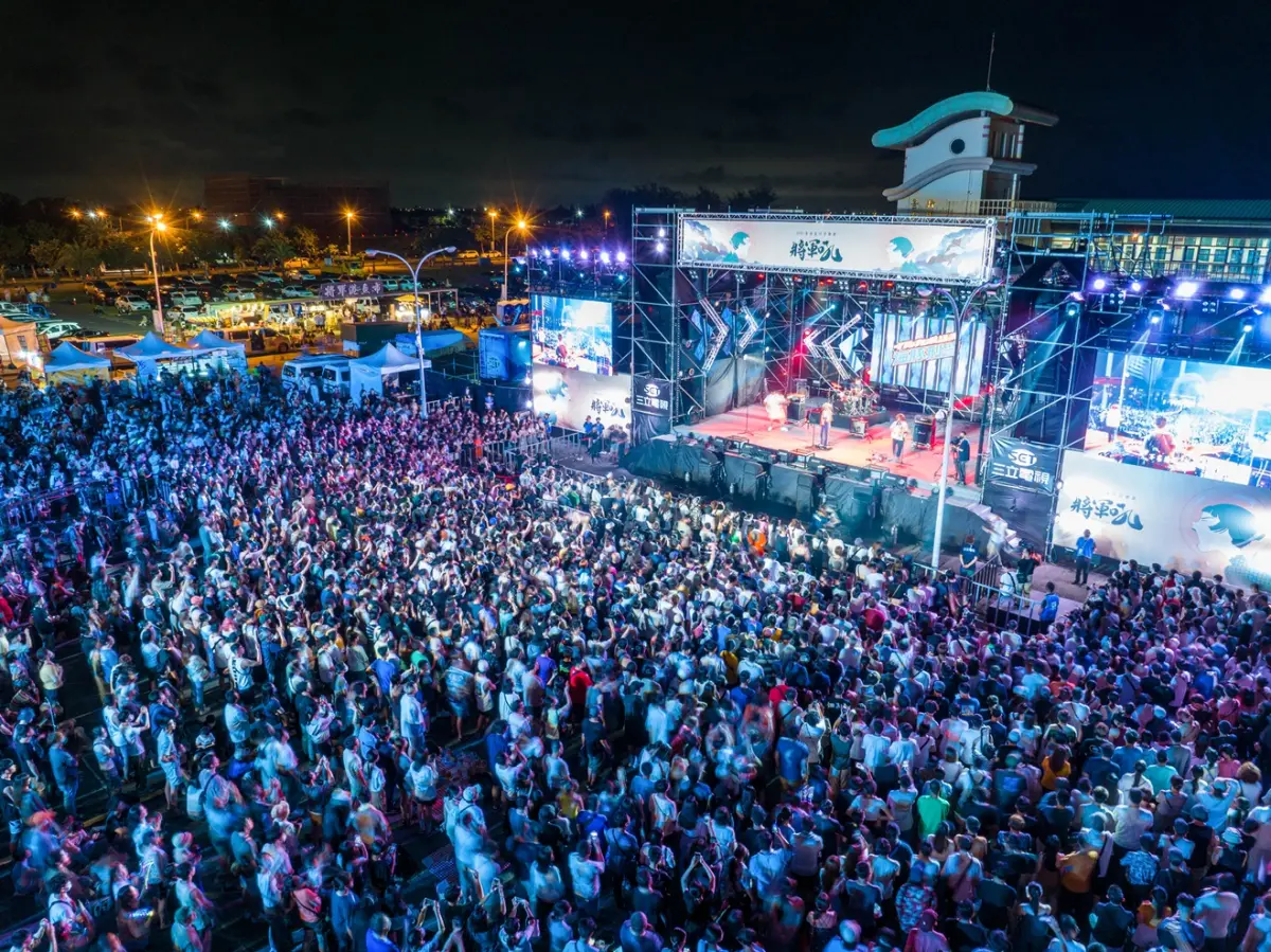 ▲「2025臺南夏日音樂節－將軍吼」即將於9月6日、7日在臺南將軍漁港震撼回歸，且首次施放「16吋煙火彈」。本文整理卡司、節目表、煙火施放時間、直播等資訊一次看。圖為往年盛況。（圖／台南市觀旅局提供）