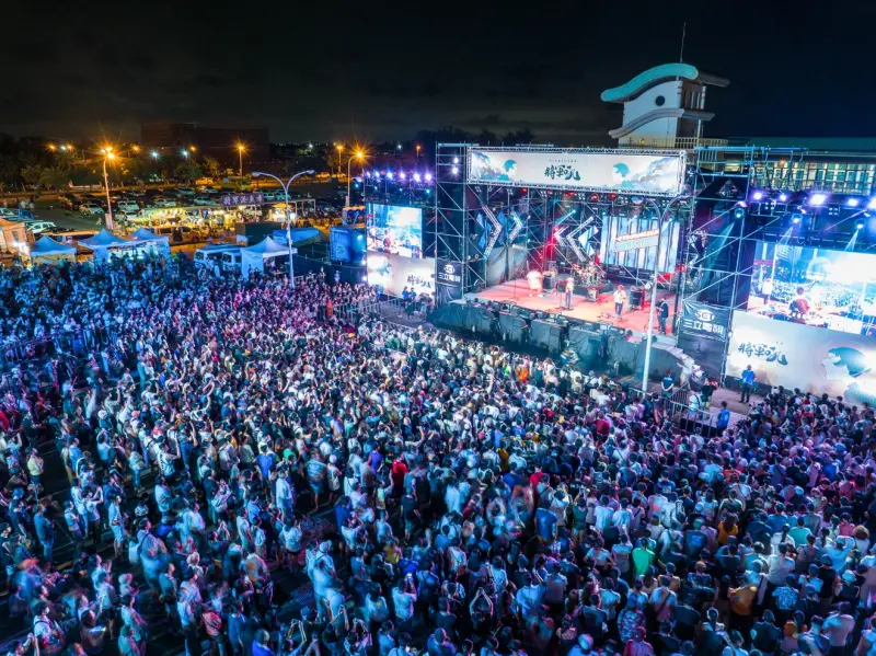 ▲「2025臺南夏日音樂節－將軍吼」即將於9月6日、7日在臺南將軍漁港震撼回歸，且首次施放「16吋煙火彈」。本文整理卡司、節目表、煙火施放時間、直播等資訊一次看。圖為往年盛況。（圖／台南市觀旅局提供）