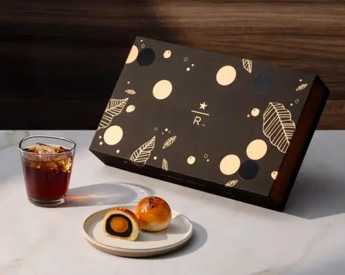 ▲「星巴克Dream Plaza台北」聯名法朋中秋蛋黃酥禮盒1380元，8月29日開賣。（圖／星巴克提供）