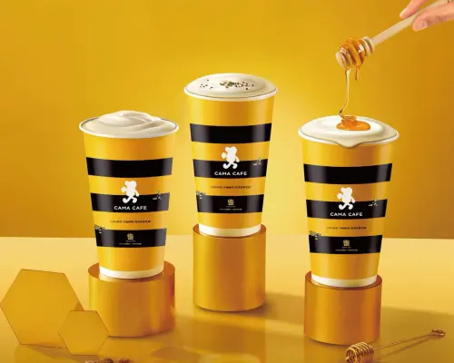 ▲左起：「百年野蜜奶霜輕拿鐵」大杯125元、「百年野蜜奶霜紅茶」大杯90元、「百年野蜜奶霜輕美式」100元。（圖／CAMA CAFE提供）