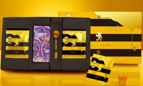 ▲CAMA CAFE聯名泉發蜂蜜中秋禮盒，原價899元，8月27日正式開賣，會員享APP領券優惠。（圖／翻攝自CAMA CAFE官網）