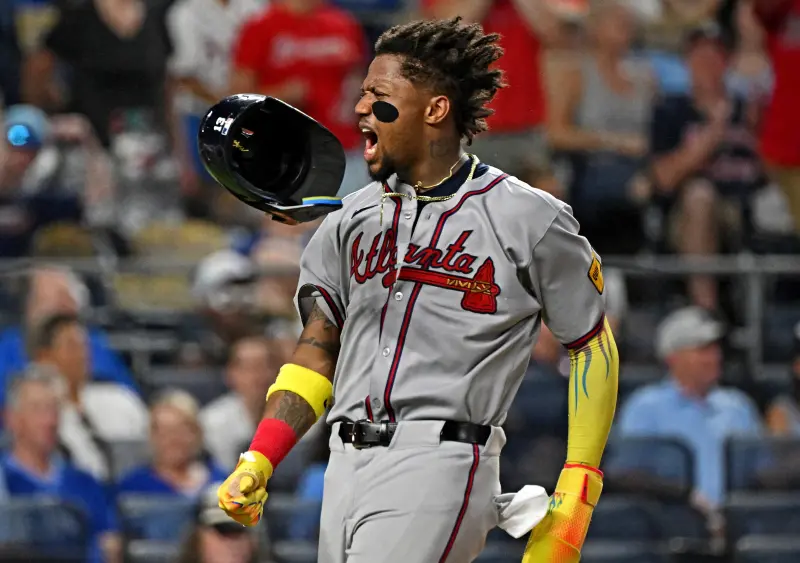 ▲羅納德·阿庫尼亞（Ronald Acuña Jr.，左）在遭馬林魚投手觸身球後不滿，勇士總教練布萊恩·史尼特克（Brian Snitker）也因此與裁判爭執被趕出場。（美聯社）。（圖／路透／達志影像）