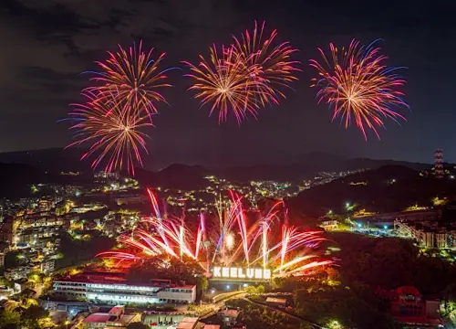 ▲基隆市文化觀光局將於8月29日七夕之夜晚間8點30分在虎仔山「KEELUNG 地標」舉行「浪漫基隆七夕無人機煙火秀」。首度結合高空、中低空煙火與無人機圖形演出。（示意圖／翻攝基隆市文化觀光局臉書）